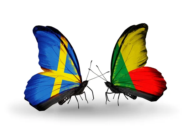 Dva motýli s příznaky na křídlech jako symbol vztahů, Švédsko a benin — Stock fotografie