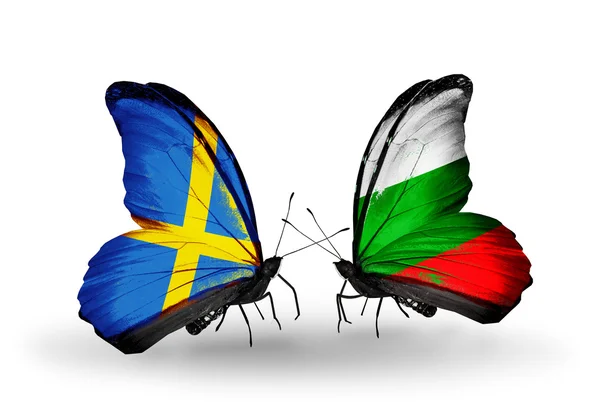 Due farfalle con bandiere sulle ali come simbolo delle relazioni Svezia e Bulgaria — Foto Stock