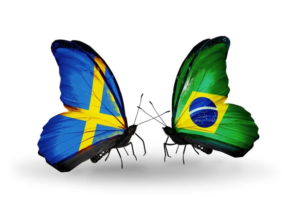 Två fjärilar med flaggor på vingarna som symbol för förbindelserna mellan Sverige och Brasilien — Stockfoto