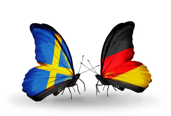 Due farfalle con bandiere sulle ali come simbolo delle relazioni Svezia e Germania — Foto Stock