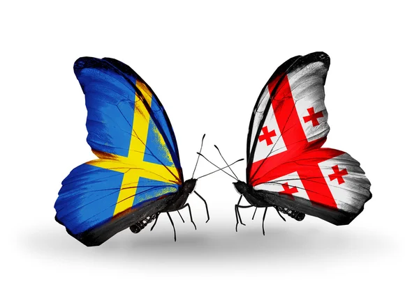 Две бабочки с флагами на крыльях как символ отношений Швеции и Грузии — стоковое фото