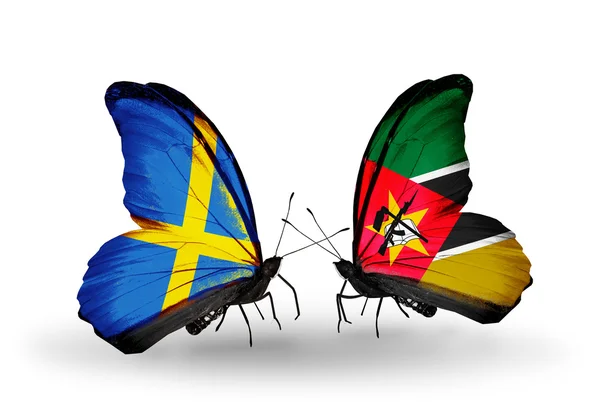 Dva motýli s příznaky na křídlech jako symbol vztahů, Švédsko a Mosambiku — Stock fotografie