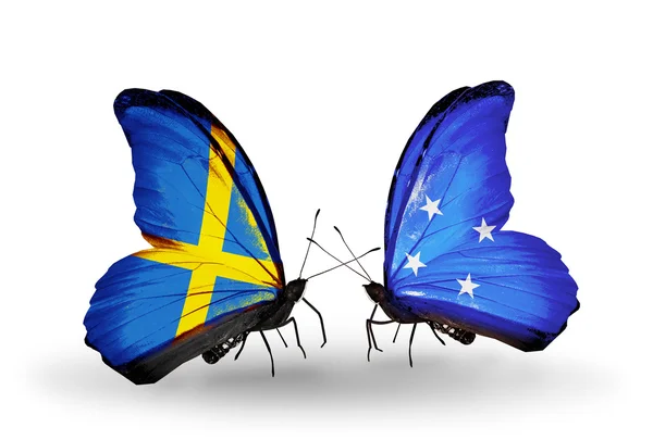 Due farfalle con bandiere sulle ali come simbolo delle relazioni Svezia e Micronesia — Foto Stock
