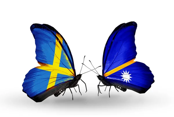 Duas borboletas com bandeiras nas asas como símbolo das relações Suécia e Nauru — Fotografia de Stock