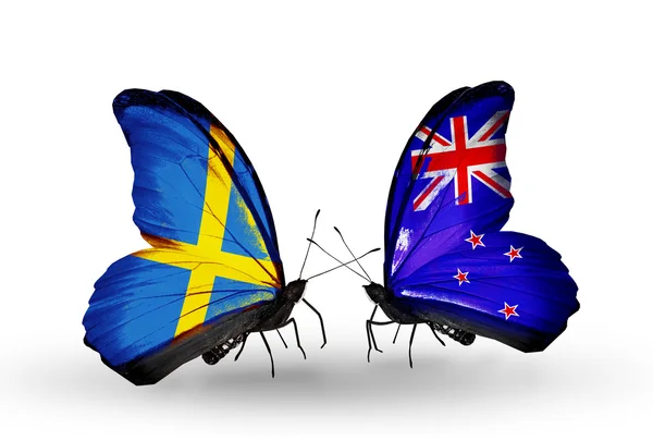 Две бабочки с флагами на крыльях как символ отношений Швеции и Новой Зеландии — стоковое фото
