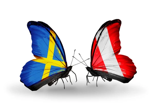 Dwa motyle z flagami na skrzydłach jako symbol stosunki Szwecji i peru — Zdjęcie stockowe