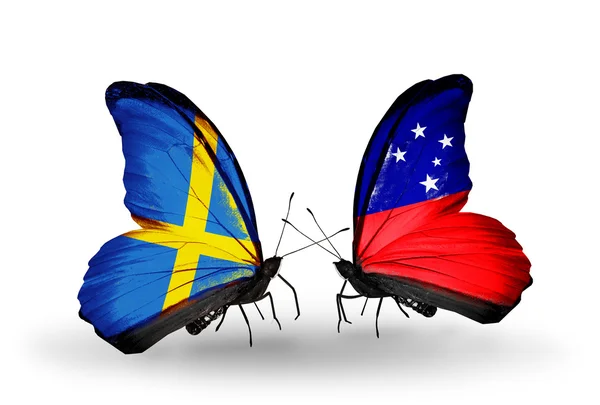 Zwei Schmetterlinge mit Flaggen auf Flügeln als Symbol der Beziehungen Schweden und Samoa — Stockfoto