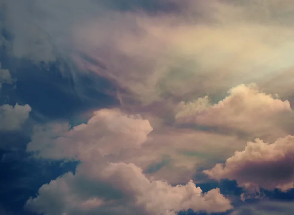 Cielo de color con nubes, fondo — Foto de Stock