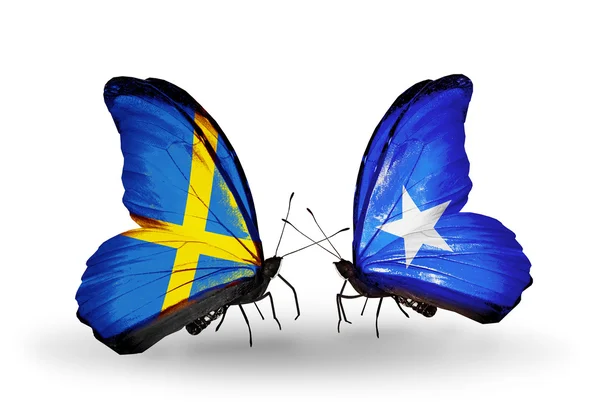 Två fjärilar med flaggor på vingarna som symbol för förbindelserna mellan Sverige och somalia — Stockfoto