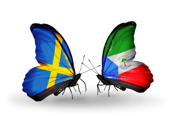 Duas borboletas com bandeiras nas asas como símbolo das relações Suécia e Guiné Equatorial — Fotografia de Stock