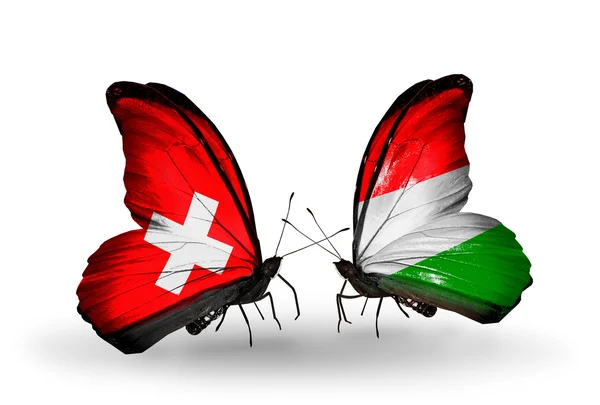 Dos mariposas con banderas de Suiza y Hungría en alas —  Fotos de Stock
