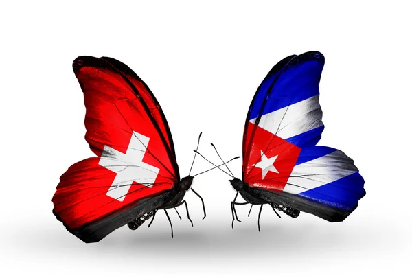 Dos mariposas con banderas de Suiza y Cuba en alas — Foto de Stock