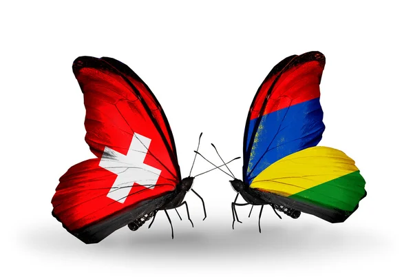 Två fjärilar med flaggor i Schweiz och mauritius på vingar — Stockfoto