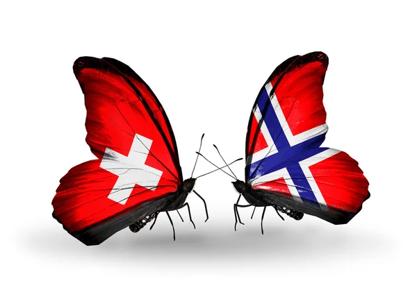 Dos mariposas con banderas de Suiza y Noruega en alas — Foto de Stock