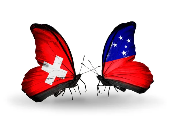 Twee vlinders met vlaggen van Zwitserland en samoa op vleugels — Zdjęcie stockowe