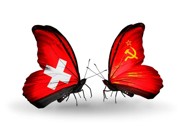 Iki kelebek kanatları ilişkileri İsviçre ve Sovyetler Birliği'nin simgesi olarak bayrakları ile — Stok fotoğraf