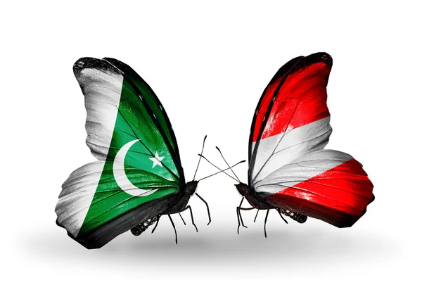 Две бабочки с флагами Пакистана и Австрии на крыльях — стоковое фото