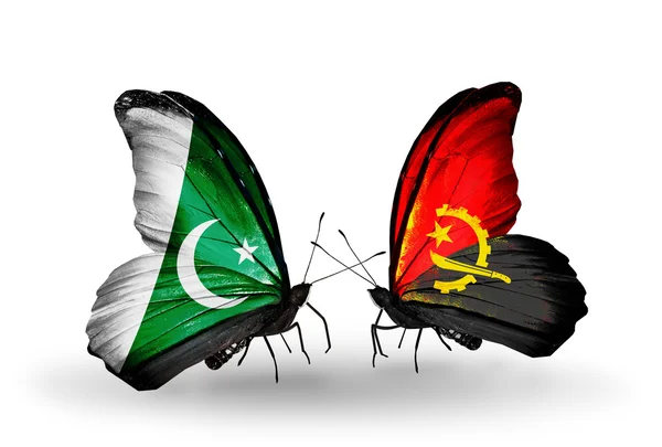 Dva motýli s vlajkami Pákistánu a Angolou na křídlech — Stock fotografie