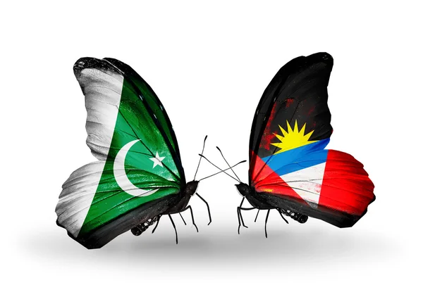 Deux papillons avec des drapeaux du Pakistan et Antigua-et-Barbuda sur les ailes — Photo