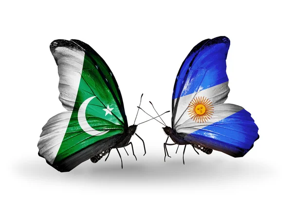 Deux papillons avec des drapeaux du Pakistan et de l'Argentine sur les ailes — Photo