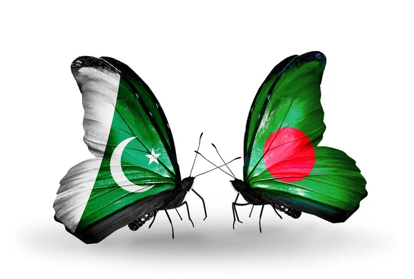 Dos mariposas con banderas de Pakistán y Bangladesh en alas — Foto de Stock