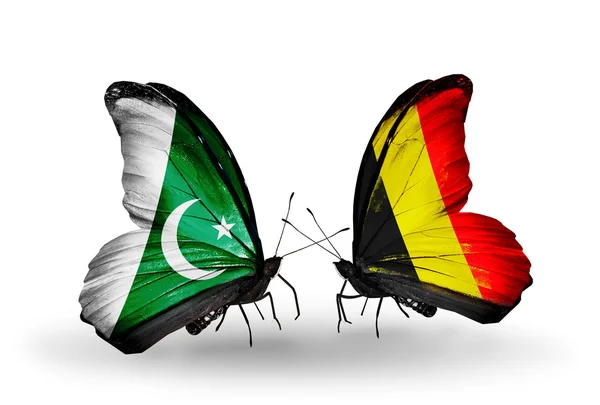 Två fjärilar med flaggor i pakistan och Belgien på vingar — Stockfoto