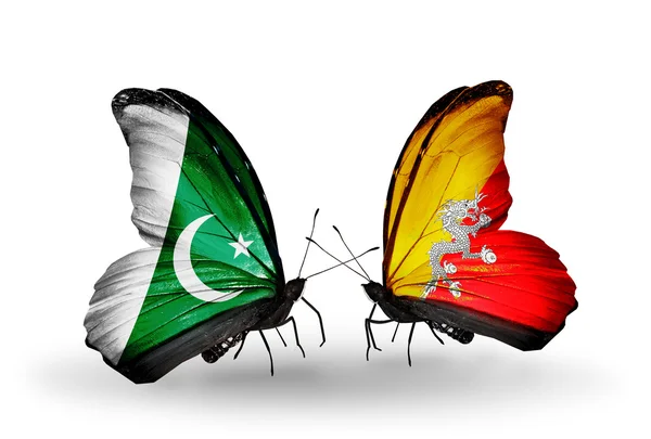 Dos mariposas con banderas de Pakistán y Bután en alas — Foto de Stock