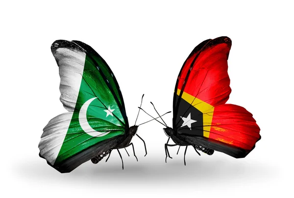 パキスタンの国旗と 2 匹の蝶、翼に東ティモール — ストック写真