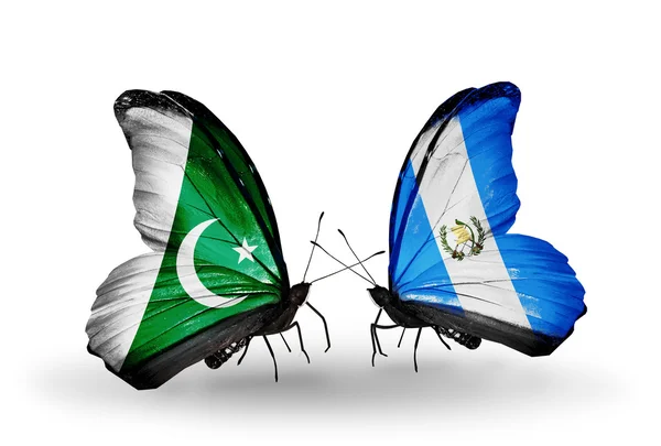 Dos mariposas con banderas de Pakistán y Guatemala en alas — Foto de Stock