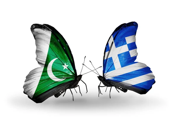 Dos mariposas con banderas de Pakistán y Grecia en alas —  Fotos de Stock