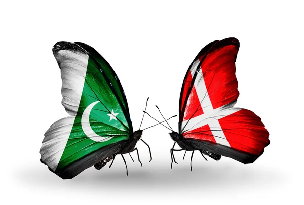 Deux papillons avec des drapeaux du Pakistan et du Danemark sur les ailes — Photo