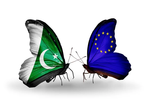 Pakistan ve kanatlar üzerinde AB bayrakları taşıyan iki kelebek — Stok fotoğraf