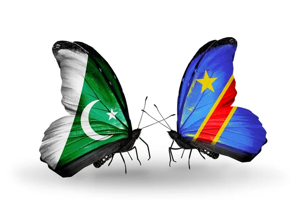 Две бабочки с флагами Пакистана и Конго на крыльях — стоковое фото
