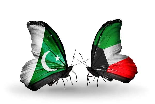 Δύο πεταλούδες με σημαίες του Πακιστάν και του Κουβέιτ με φτερά — Φωτογραφία Αρχείου