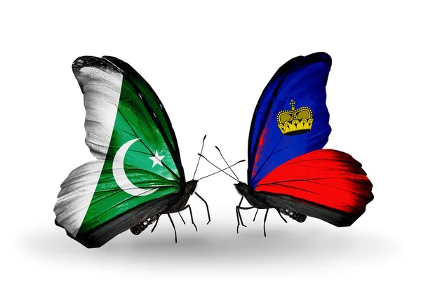 Deux papillons avec des drapeaux du Pakistan et du Liechtenstein sur les ailes — Photo