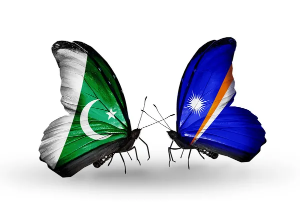 两只蝴蝶带有标志的巴基斯坦和马绍尔群岛的翅膀 — 图库照片