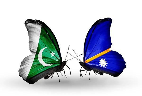 Deux papillons avec des drapeaux du Pakistan et Nauru sur les ailes — Photo