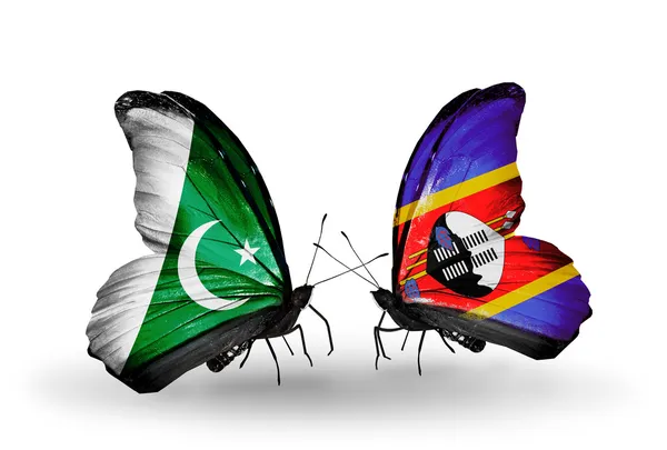 Dos mariposas con banderas de Pakistán y Swazilandia en alas — Foto de Stock