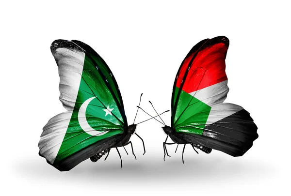 Две бабочки с флагами Пакистана и Судана на крыльях — стоковое фото