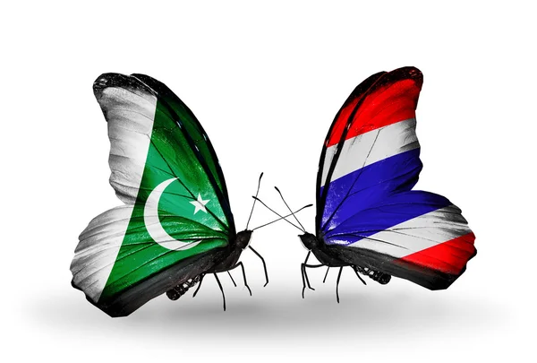 Deux papillons avec des drapeaux du Pakistan et de la Thaïlande sur les ailes — Photo