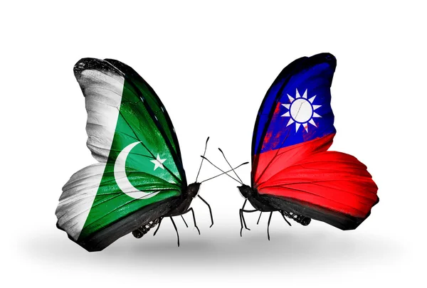 Twee vlinders met vlaggen van pakistan en taiwan op vleugels — Stockfoto