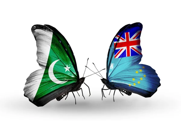 Dwa motyle z flagi pakistan i tuvalu na skrzydłach — Zdjęcie stockowe