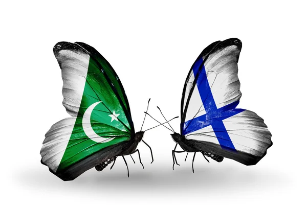 Due farfalle con le bandiere del Pakistan e della Finlandia sulle ali — Foto Stock