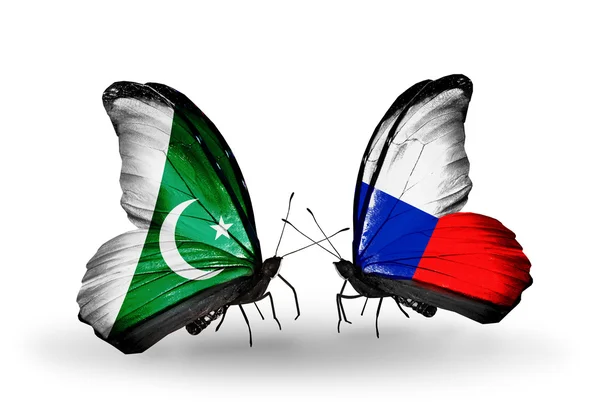 Deux papillons avec des drapeaux du Pakistan et tchèque sur les ailes — Photo