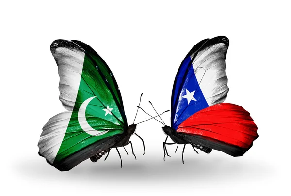 Twee vlinders met vlaggen van pakistan en Chili op vleugels — Stockfoto