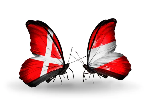 Iki kelebek kanatları üzerinde Avusturya ve Danimarka bayrağı ile — Stok fotoğraf