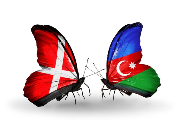 Iki kelebek kanatları üzerinde Danimarka ve Azerbaycan bayraklı — Stok fotoğraf