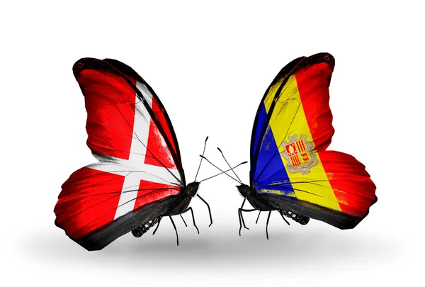 Iki kelebek kanatları üzerinde Danimarka ve andorra bayrağı ile — Stok fotoğraf