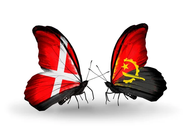 Duas borboletas com bandeiras da Dinamarca e Angola em asas — Fotografia de Stock