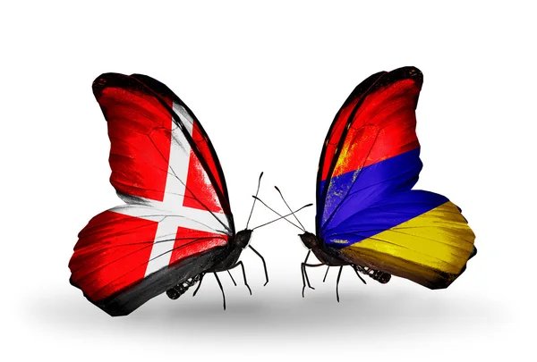 Dwa motyle z flagami dania i Armenii na skrzydłach — Zdjęcie stockowe